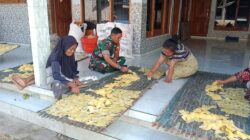 Dukung UMKM, Babinsa Waru Bantu Produksi Kerupuk Singkong Milik Warga