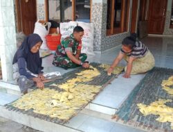 Dukung UMKM, Babinsa Waru Bantu Produksi Kerupuk Singkong Milik Warga