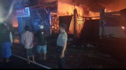 Puntung Rokok Bakar Gudang Kayu di Pasean, Kerugian Rp 2 Miliar