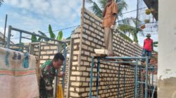 Gotong Royong Babinsa 0826 – 1 Pamekasan Bedah Rumah Ibu Suah, Atap Bocor Kini Jadi Rumah Layak Huni