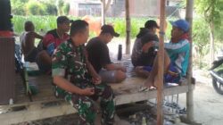 Duduk Lesehan di Saung, Babinsa Pasean Serda Edi Susianto Serap Keluhan Warga Tagangser Daja