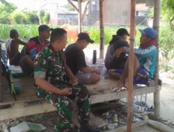 Duduk Lesehan di Saung, Babinsa Pasean Serda Edi Susianto Serap Keluhan Warga Tagangser Daja