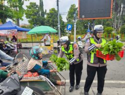 Wujudkan Kamseltibcar Lantas, Polwan Sampang Sapa Pengendara Lewat Sayuran P2L