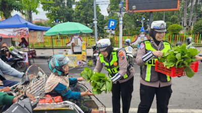 Wujudkan Kamseltibcar Lantas, Polwan Sampang Sapa Pengendara Lewat Sayuran P2L