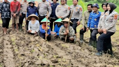 SAT LANTAS POLRES KUNINGAN BERSAMA KELOMPOK TANI DESA CIBULAN OLAH LAHAN UNTUK PROGRAM KETAHANAN PANGAN 2026
