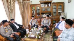 Kapolresta Cirebon Dampingi Wakapolda Jabar Silaturahmi dengan Pengasuh Ponpes Khas Kempek, Perkuat Sinergitas Polri dan Ulama