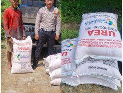Dukung Ketahanan Pangan, Satlantas Polres Kuningan Berikan Bantuan Pupuk bagi Petani Desa Cibulan