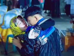 Wisuda Penuh Air Mata di Pesantren Addurriyah Pamekasan: Setelah 14 Tahun Terpisah, Pelukan Ibu Pekerja Migran Hong Kong Akhirnya Obati Kerinduan Sang Anak di Hari Purnawiyata