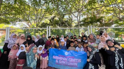  50 Penerima Manfaat Sumringah, Hijabi Madura Tebar Sarapan dan Santunan di 10 Muharram Kawasan Monumen Arek Lancor