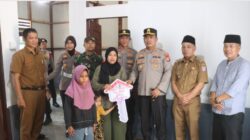 Kapolres Pasaman Barat AKBP Agung Tribawanto Serahkan Kunci Rumah Bedah Rumah Kepada Nenek Kartini di Kinali, Tegaskan Komitmen Polri Hadir untuk Masyarakat di Momen Hari Bhayangkara ke-80.