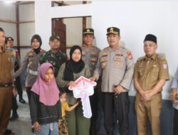 Kapolres Pasaman Barat AKBP Agung Tribawanto Serahkan Kunci Rumah Bedah Rumah Kepada Nenek Kartini di Kinali, Tegaskan Komitmen Polri Hadir untuk Masyarakat di Momen Hari Bhayangkara ke-80.
