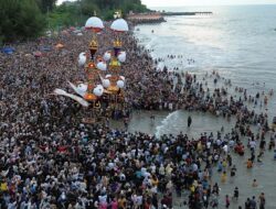 Ratusan Ribu Orang Penuhi Pantai Gandoriah, Puncak Hoyak Tabuik Pariaman 2026 Tembus Rekor dan Masuk KEN 2026
