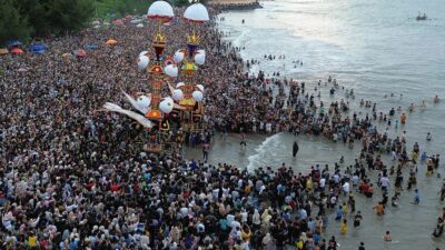 Ratusan Ribu Orang Penuhi Pantai Gandoriah, Puncak Hoyak Tabuik Pariaman 2026 Tembus Rekor dan Masuk KEN 2026