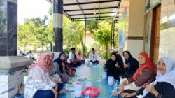 Ziarah Haji Penuh Berkah, Keluarga Besar Alumni SMPN 5 Pamekasan Sowan dan Minta Doa ke Hj. Erlin Nurul Jannah dan H. Fathorrahman yang Baru Pulang dari Tanah Suci