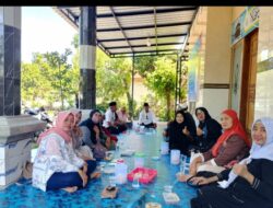 Ziarah Haji Penuh Berkah, Keluarga Besar Alumni SMPN 5 Pamekasan Sowan dan Minta Doa ke Hj. Erlin Nurul Jannah dan H. Fathorrahman yang Baru Pulang dari Tanah Suci