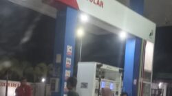 Keterangan foto :Diduga Prioritaskan Pengecer Jeriken, Pelayanan SPBU Ketapang Sampang pada Pukul 22.30 WIB Disorot Warga