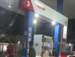 Keterangan foto :Diduga Prioritaskan Pengecer Jeriken, Pelayanan SPBU Ketapang Sampang pada Pukul 22.30 WIB Disorot Warga