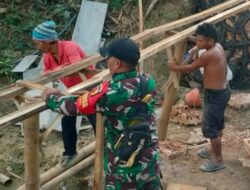 Wujudkan Kemanunggalan TNI-Rakyat, Babinsa Koramil 0826-11/Batumarmar Gotong Royong Bersama Warga Bangun Jembatan Beton di Dusun Sokon Desa Ponjenan Timur Pamekasan