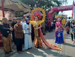 Masyarakat Lirboyo Kediri Gelar Kirab Budaya Pesanggrahan Siti Inggil, Ratusan Warga Arak Gunungan dan Pusaka Jaga Tradisi Leluhur
