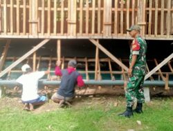 Babinsa Koramil 0826-05/Larangan Dukung Warga Bangun Kandang Kambing, Dorong Integrasi Peternakan dan Pertanian untuk Ketahanan Pangan