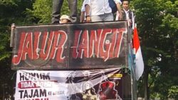Hukum Tajam ke Bawah Tumpul ke Atas”, DPD MADAS Jatim Kirim Karangan Bunga Duka Cita ke Kantor Kejati