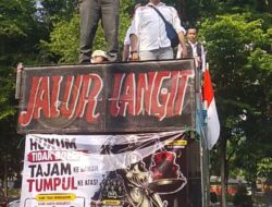 Hukum Tajam ke Bawah Tumpul ke Atas”, DPD MADAS Jatim Kirim Karangan Bunga Duka Cita ke Kantor Kejati