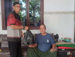 Tunjukkan Solidaritas, Alumni SMPN 5 Pamekasan Jenguk Rekan yang Sedang Pulih dari Stroke di Jalan Raya Kanginan