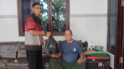 Tunjukkan Solidaritas, Alumni SMPN 5 Pamekasan Jenguk Rekan yang Sedang Pulih dari Stroke di Jalan Raya Kanginan