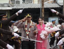 Penyambutan Khidmat, Polres Sampang Antarkan AKBP Anang Hardiyanto Menjabat Kapolres Baru dengan Tradisi Pedang Pora