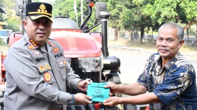 Kapolresta Cirebon Serahkan Bantuan Alsintan Kementan kepada Kelompok Tani, Perkuat Swasembada Pangan Nasional