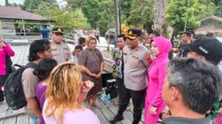 Kapolres Kutai Barat Bersama Bhayangkari Salurkan Bantuan dan Tinjau Langsung Lokasi Longsor di Muara Bunyut