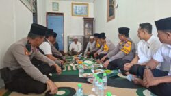 Kapolres Sampang Silaturahmi ke Ponpes Miftahut Thullab, Salurkan Air Bersih dan Tampung Aspirasi Keamanan Jalan di Kedungdun