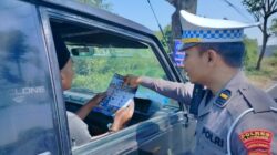 Sambangi 3 Jalur Rawan Laka Lantas, Satlantas Polres Sampang Bersama Jasa Raharja Bagikan Brosur Keselamatan Berkendara 