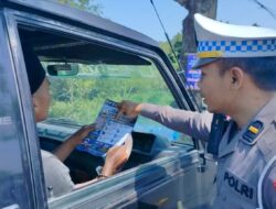 Sambangi 3 Jalur Rawan Laka Lantas, Satlantas Polres Sampang Bersama Jasa Raharja Bagikan Brosur Keselamatan Berkendara 