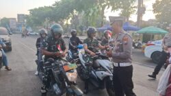 Sampaikan Semangat Kemerdekaan, Satlantas Polres Sampang Bagikan Ribuan Bendera Merah Putih di Simpang Empat Monumen 