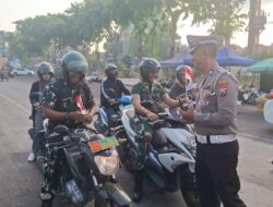 Sampaikan Semangat Kemerdekaan, Satlantas Polres Sampang Bagikan Ribuan Bendera Merah Putih di Simpang Empat Monumen 
