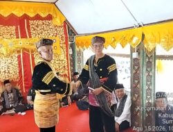 Gelar Turun-Temurun Dijaga, Alisman Dt. Majo Sinaro Dikukuhkan Sebagai Manti Adat Suku Payo Boda ke-8 di Nagari Bukit Kandung