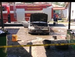 Mobil Sedan Terbakar di Lingkuang Aua, Diduga Akibat Percikan Las Karbit