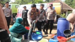 Polres Kuningan Salurkan Air Bersih dan Pengobatan Gratis di Cihanjaro