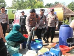 Polres Kuningan Salurkan Air Bersih dan Pengobatan Gratis di Cihanjaro