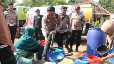 Polres Kuningan Salurkan Air Bersih dan Pengobatan Gratis di Cihanjaro