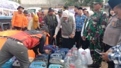 Tangani Krisis Air Bersih, Gubernur Jatim Khofifah Salurkan Bantuan dan Buka Pasar Murah di Kedungdung Sampang 