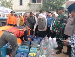 Tangani Krisis Air Bersih, Gubernur Jatim Khofifah Salurkan Bantuan dan Buka Pasar Murah di Kedungdung Sampang 