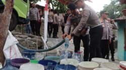 Polres Kuningan Salurkan Bantuan Air Bersih ke Dua Desa yang Dilanda Krisis Air