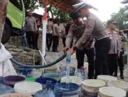 Polres Kuningan Salurkan Bantuan Air Bersih ke Dua Desa yang Dilanda Krisis Air