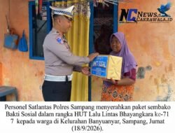 HUT Lalu Lintas Bhayangkara Ke – 71, Satlantas Polres Sampang Berbagi Kebahagiaan Bersama Abang Becak di Banyuanyar 