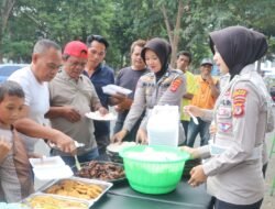 Wujud Kepedulian Sosial, Sat Lantas Polres Kuningan Gelar “Jumat Berkah” Berbagi Makanan Gratis untuk Masyarakat