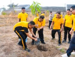 Kapolresta Cirebon Pimpin Aksi Green Policing, Tanam 30 Pohon Mangga dan Ajak Personel Peduli Lingkungan